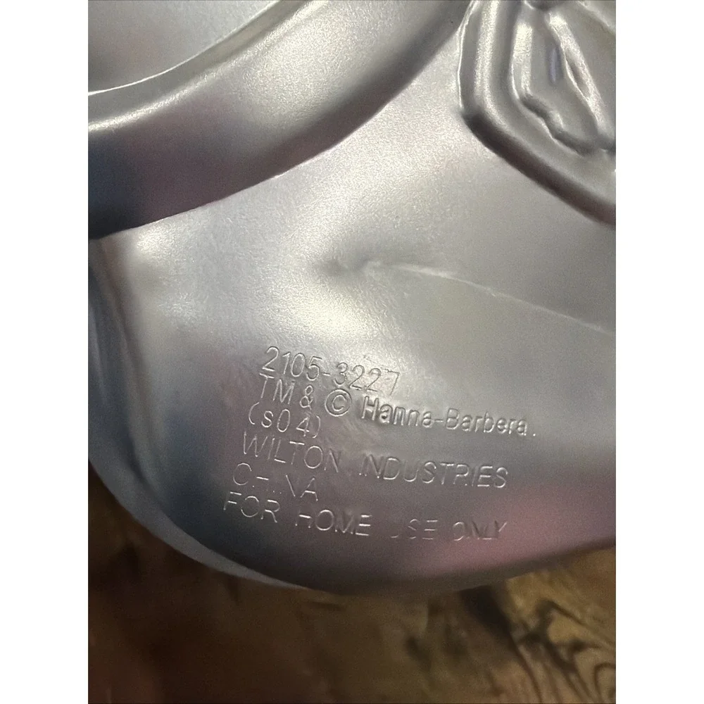 WILTON SCOOBY DOO CAKE PAN 2105-3227 Baking Mold Eating Sandwich Dog Scooby